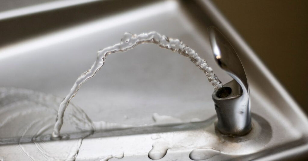 Conserto de Bebedouro em Fortaleza | Assistência Perto de Mim vazamento de agua no bebedouro
